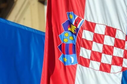 Na hrvatskom ostrvu okačili prijeteći transparent "DRAGI GOSTI, ČUVAJTE KOSTI" (FOTO)