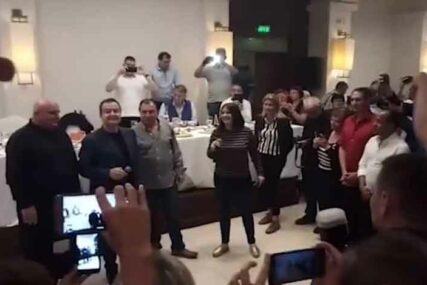 “PUKNI ZORO” PJEVALI U GLAS Dačić se latio mikrofona i na noge podigao 500 ljudi (VIDEO)