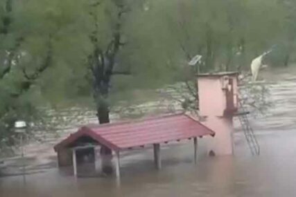 KIŠA NE PRESTAJE, OPASNOST NE JENJAVA Sava se izlila i u Ključu, poplavljeno desetak kuća