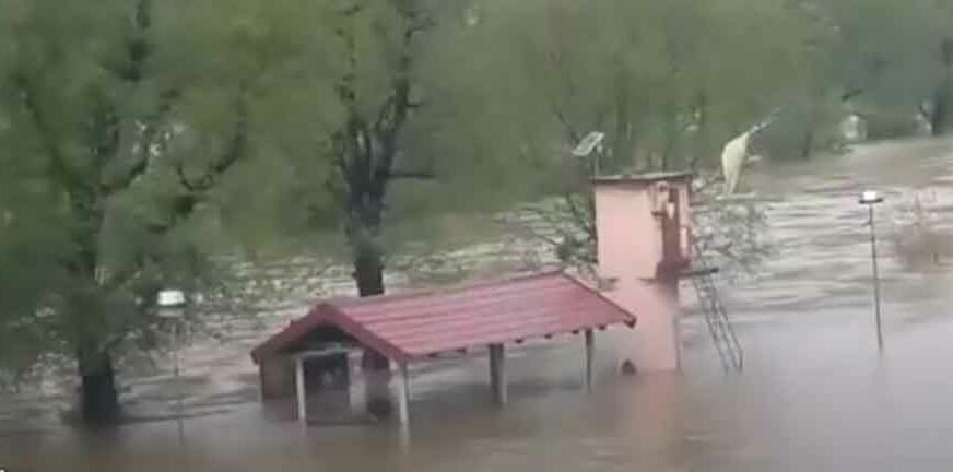 KIŠA NE PRESTAJE, OPASNOST NE JENJAVA Sava se izlila i u Ključu, poplavljeno desetak kuća