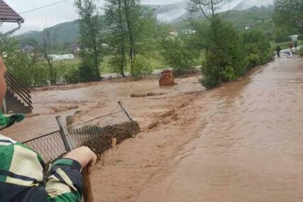 PADAVINE NE PRESTAJU Rijeka Krivaja poplavila više kuća, kritičan vodostaj Usore