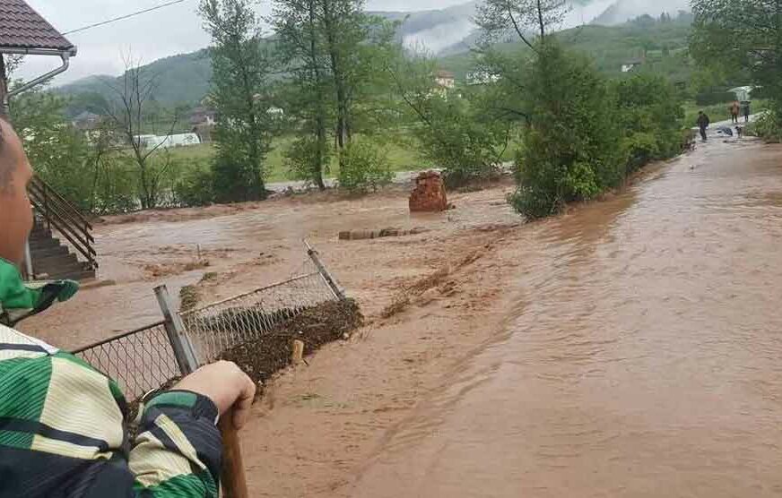 PADAVINE NE PRESTAJU Rijeka Krivaja poplavila više kuća, kritičan vodostaj Usore