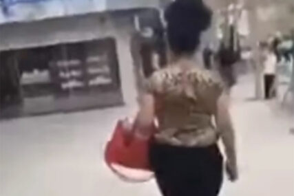 NAPAD S LEĐA Muškarac nasred ulice na Kosovu NOGAMA ŠUTIRA ženu u glavu (VIDEO)