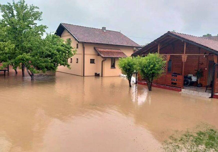 NADIRE VODA, AKTIVIRALA SE KLIZIŠTA Zaplavljeno 50 domaćinstava u Kotor Varošu, evakuisano 15 osoba