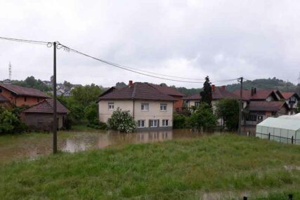 ALARMANTNO U MATUZIĆIMA Kuće pod vodom, stanovništvu naređena EVAKUACIJA (FOTO)