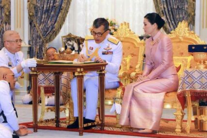 VELIKA CEREMONIJA Kralj Tajlanda na glavu stavio krunu tešku više od SEDAM KILOGRAMA ZLATA