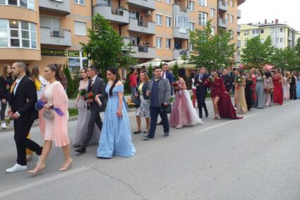 OSMIJESI NA LICIMA, NADA U OČIMA Maturanti ukrasili ulice Istočnog Sarajeva (FOTO)