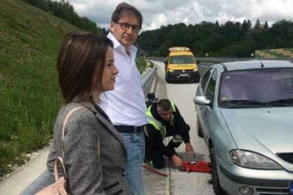 SVIJEST NA ISPITU Kandidatu za Predsjedništvo BiH pukla guma na vozilu, vozači mu NISU POMOGLI