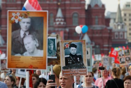 OBILJEŽAVANJE DANA POBJEDE U šetnji "Besmrtnog puka" u Moskvi učestvovalo 700.000 ljudi (VIDEO)