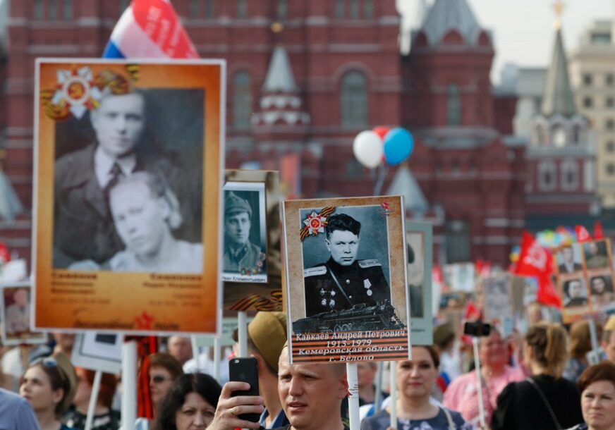 OBILJEŽAVANJE DANA POBJEDE U šetnji "Besmrtnog puka" u Moskvi učestvovalo 700.000 ljudi (VIDEO)