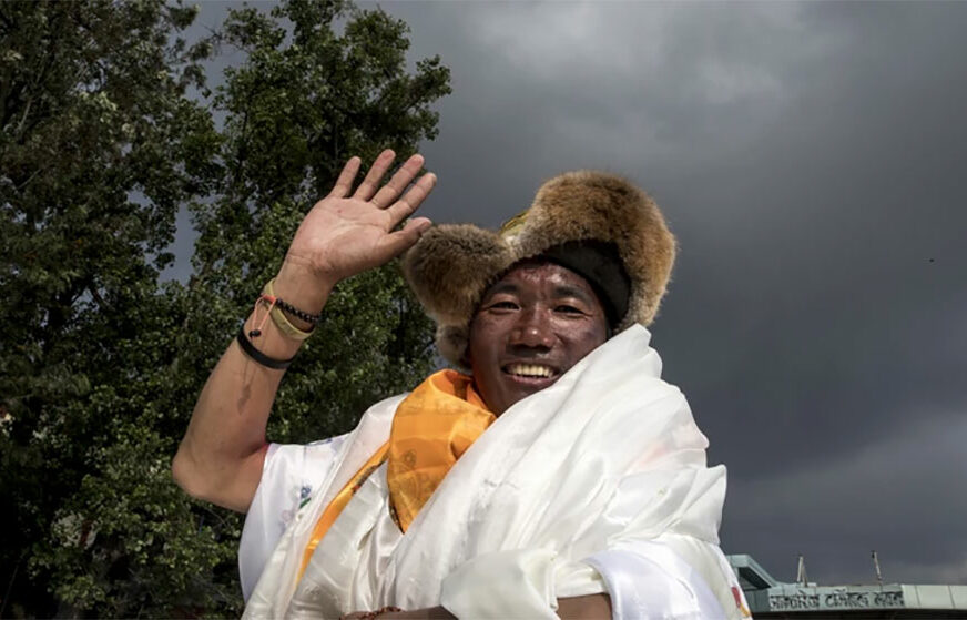 "JOŠ SAM JAK" Nepalac se popeo na Mont Everest po 23. put
