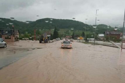 PUTEVI I KUĆE POD VODOM Poplave ne zeničkom području, noć donosi još veću NEIZVJESNOST (VIDEO)