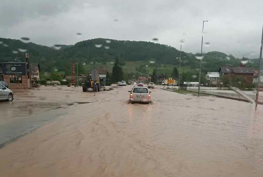 PUTEVI I KUĆE POD VODOM Poplave ne zeničkom području, noć donosi još veću NEIZVJESNOST (VIDEO)