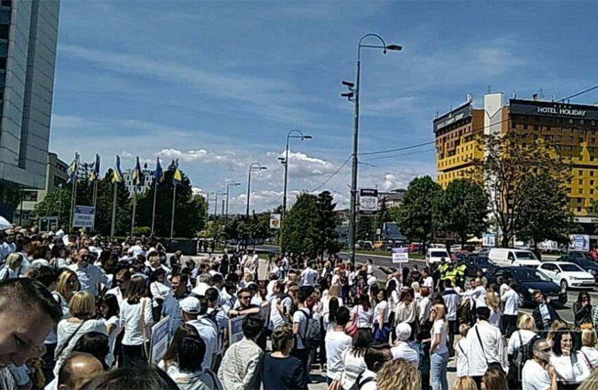 “OVAKVA SITUACIJA NE ULIJEVA NADU U OSTANAK” Nezadovoljni doktori protestuju ispred Parlamenta BiH