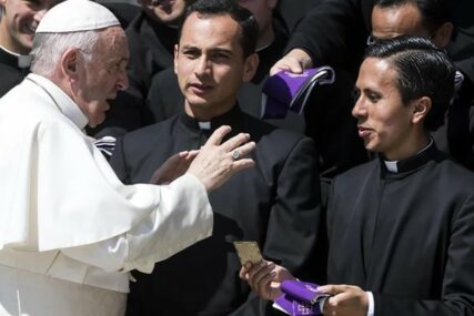 PONOVO IZNENADIO VJERNIKE Papa Franja opet zamijenio "papamobil" (FOTO)