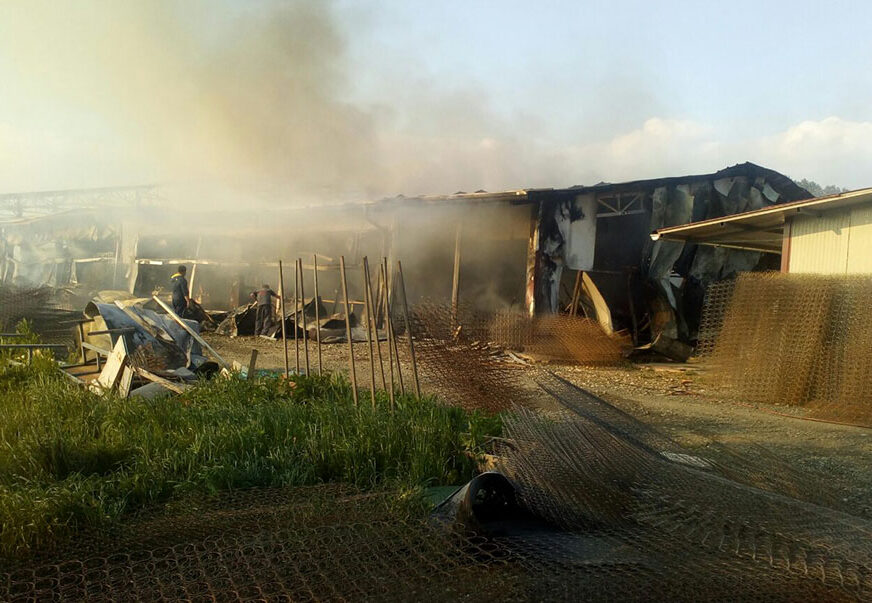 VATRA POD KONTROLOM U Gradiški izgorjela hala za proizvodnju drvenih kreveta, ŠTETA VELIKA (FOTO)