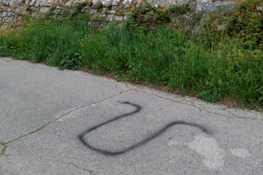 USTAŠTVO NE JENJAVA U porušenom srpskom selu Dvrsnica osvanuo grafit