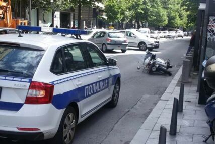 OBOREN MOTOCIKLISTA Saobraćajka u Beogradu, na terenu Hitna i policija