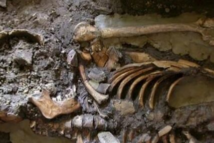 ZASTRAŠUJUĆI PRIZOR Četiri skeleta vezana žicom pronađena u ZIDINAMA MANASTIRA