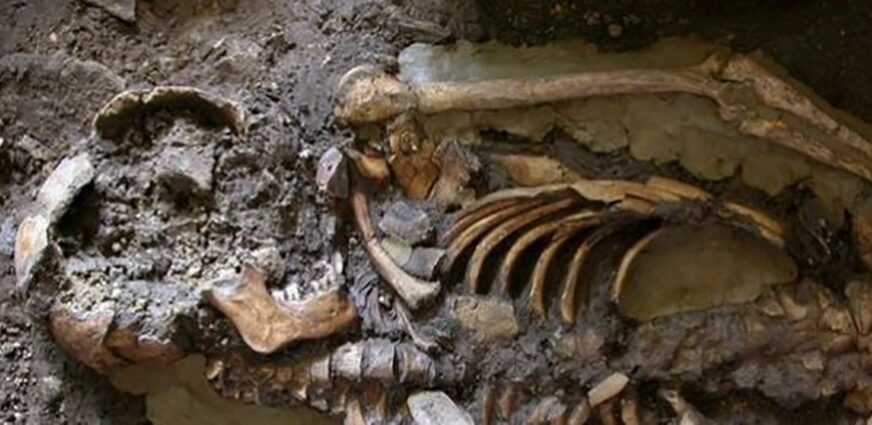 ZASTRAŠUJUĆI PRIZOR Četiri skeleta vezana žicom pronađena u ZIDINAMA MANASTIRA