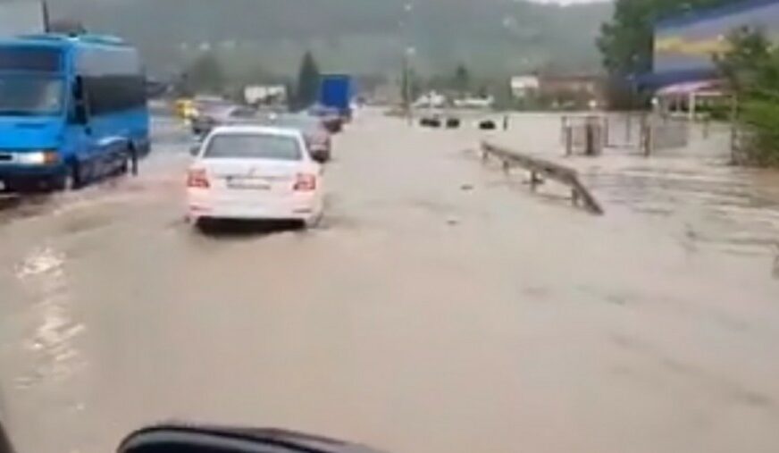 ALARMANTNO STANJE U ŽEPČU Velika količina vode na cesti, odroni otežavaju saobraćaj (VIDEO)