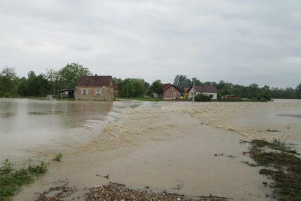 HAOS U SRPCU Zaplavljeno oko 50 kuća, Sava i dalje prijeti