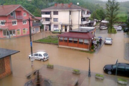 POPLAVE U NOVOM GRADU Bujice stvorile problem, poplavljen centar Svodne (FOTO)