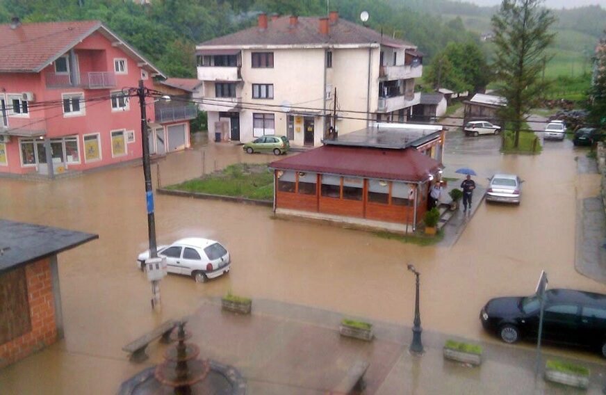 POPLAVE U NOVOM GRADU Bujice stvorile problem, poplavljen centar Svodne (FOTO)