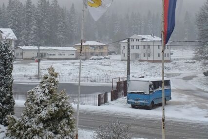 ZIMA I DALJE POKAZUJE ZUBE Zabijelio snijeg u Istočnom Drvaru i Šipovu (FOTO)