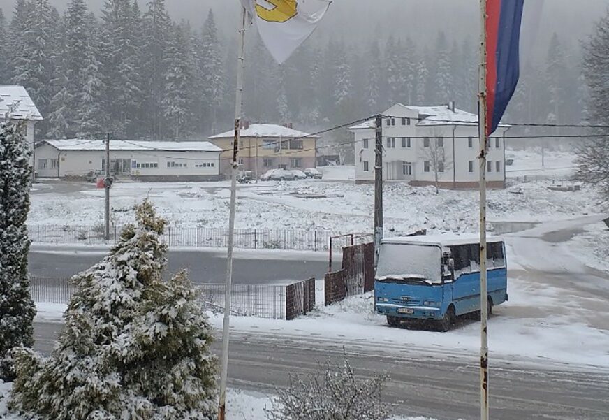 ZIMA I DALJE POKAZUJE ZUBE Zabijelio snijeg u Istočnom Drvaru i Šipovu (FOTO)