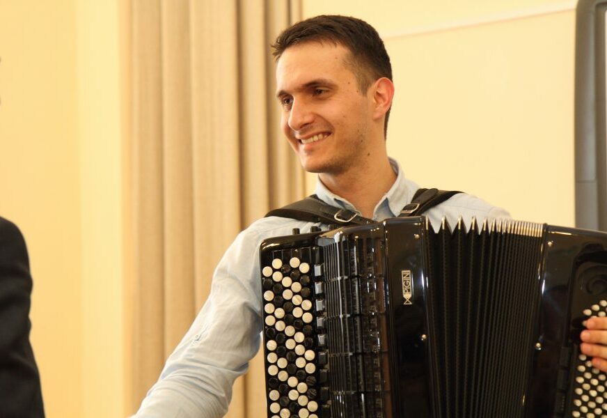 Stojan Bojić prvi put u ulozi profesora na takmičenju „Akordeon Art“: Mladima poručuje da žive život kroz muziku
