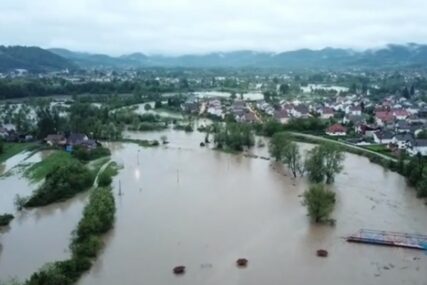 ZBRAJAJU SE ŠTETE Ova tužna slika poplava u BiH obišla je svijet (FOTO)