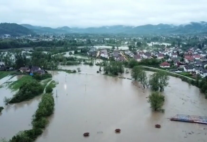 ZBRAJAJU SE ŠTETE Ova tužna slika poplava u BiH obišla je svijet (FOTO)
