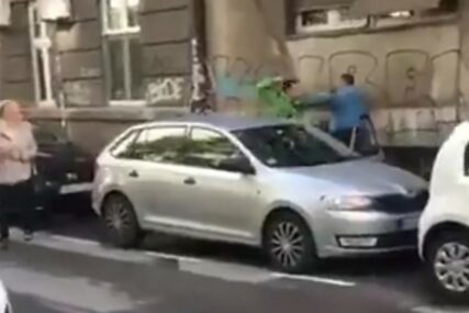 PESNIČENJE NA ULICI Mladići se tukli u centru grada, a onda je uslijedio PRASAK (VIDEO)
