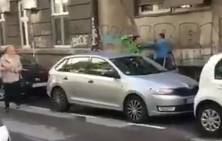 PESNIČENJE NA ULICI Mladići se tukli u centru grada, a onda je uslijedio PRASAK (VIDEO)