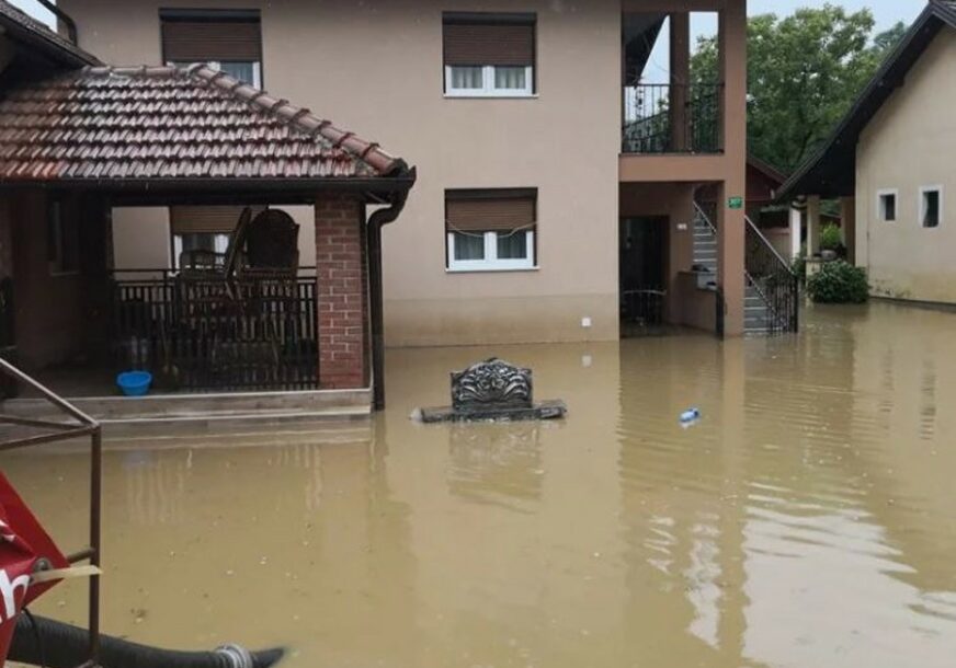 “VODOSTAJ USORE VEĆI NEGO 2014” Rijeka probila nasip, potopila oko 20 kuća kod Tešnja