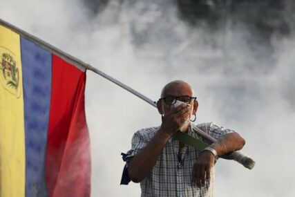 USTANAK U VENECUELI Žestoki obračuni vojske i naroda, Maduro bio spreman da NAPUSTI ZEMLJU