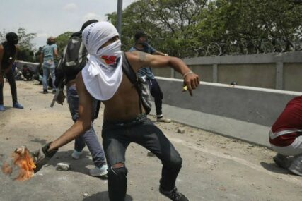 UKRALI ORUŽJE I UBILI VOJNIKA Napad na vojni objekat u Venecueli, uhapšeno šest osoba