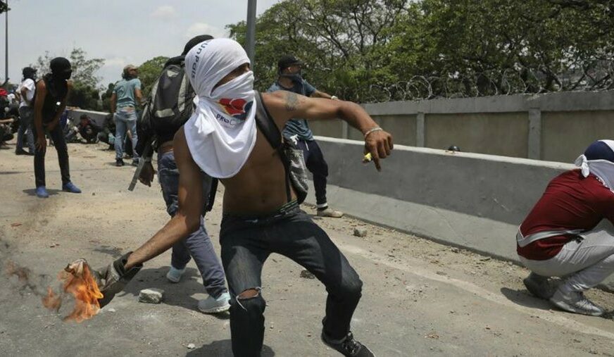 UKRALI ORUŽJE I UBILI VOJNIKA Napad na vojni objekat u Venecueli, uhapšeno šest osoba