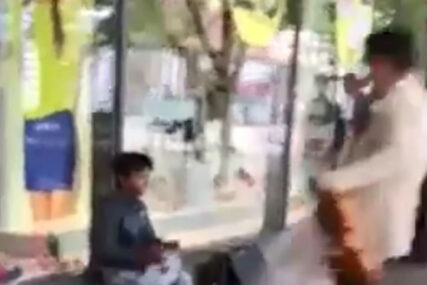 VIOLINISTA NAPRAVIO INCIDENT Dječaku koji je prosio ŠUTNUO TORBU U LICE, rasprava nastala oko sviranja (VIDEO)