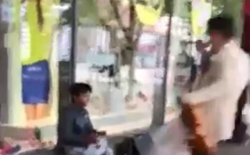 VIOLINISTA NAPRAVIO INCIDENT Dječaku koji je prosio ŠUTNUO TORBU U LICE, rasprava nastala oko sviranja (VIDEO)