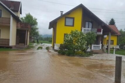 Voda ugrozila 20 kuća kod Viteza