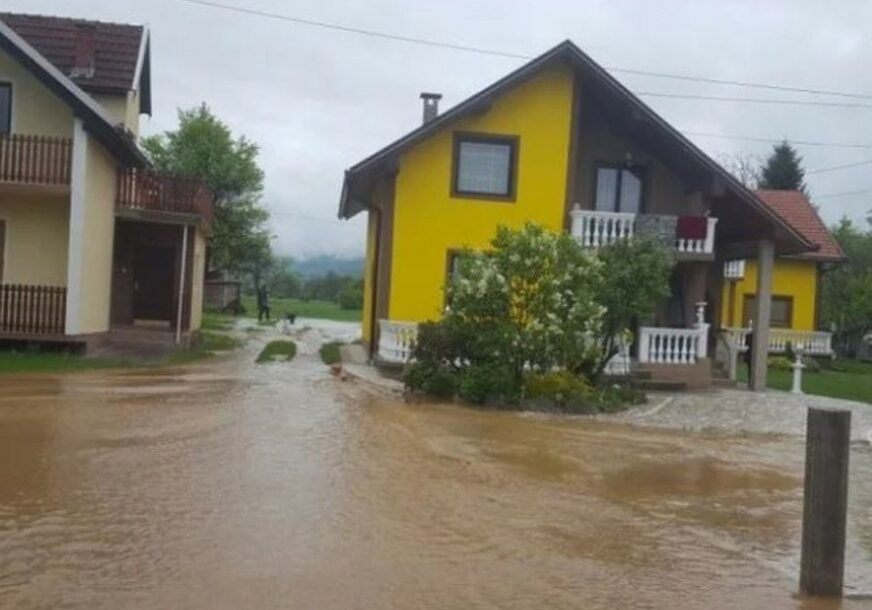Voda ugrozila 20 kuća kod Viteza