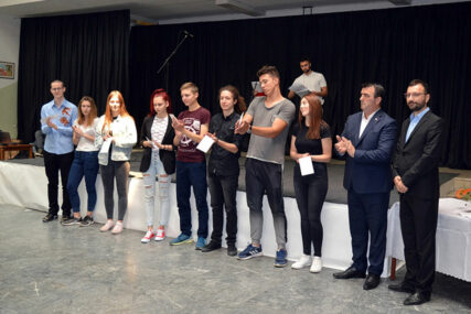 Vlasenički Srednjoškolski centar obilježio Dan škole: Nagrađeni istaknuti učenici i profesori