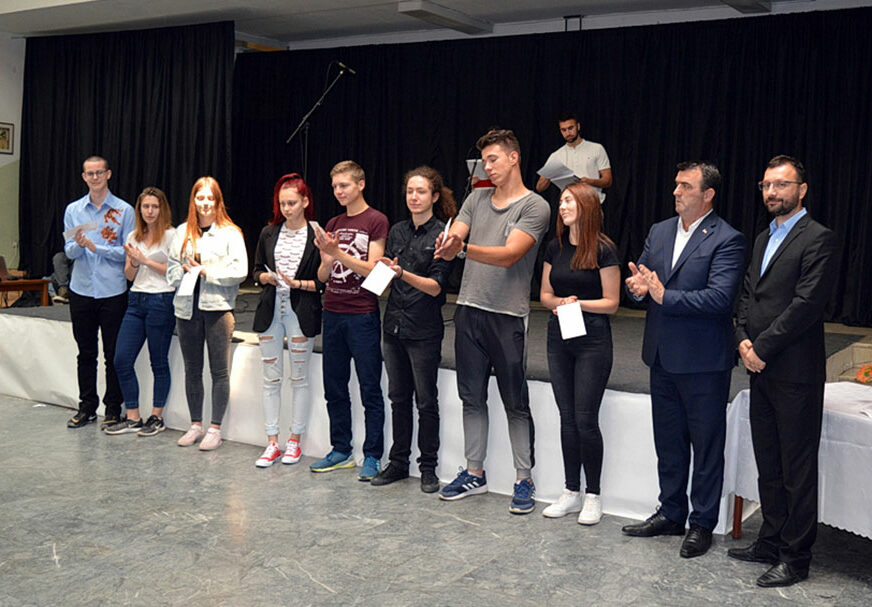 Vlasenički Srednjoškolski centar obilježio Dan škole: Nagrađeni istaknuti učenici i profesori