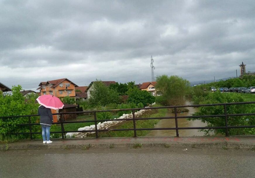 STRAH OD PONOVNOG IZLIJEVANJA U Vrbicama postavljena dva nasipa uz rijeku (FOTO)