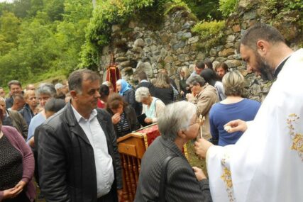 SRUŠEN U VRIJEME AUSTRIJSKO-TURSKOG RATA Održana prva litija nakon tri vijeka u Manastiru Udrim