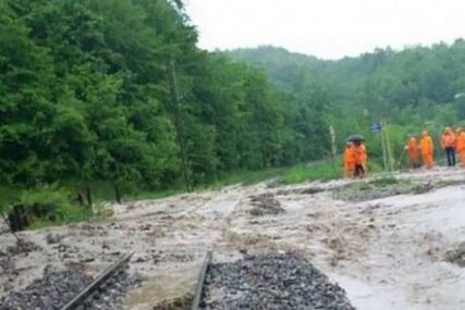 UGROŽEN ŽELJEZNIČKI SAOBRAĆAJ Vještačko jezero u Zelenom Viru poplavilo dio pruge