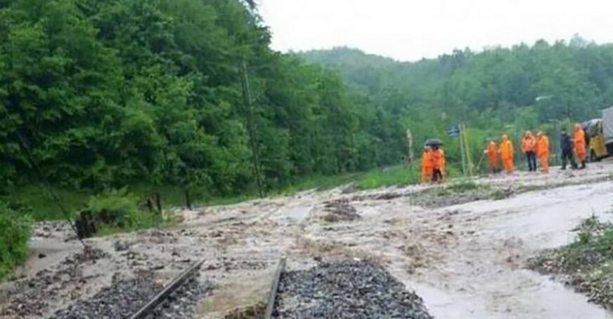 UGROŽEN ŽELJEZNIČKI SAOBRAĆAJ Vještačko jezero u Zelenom Viru poplavilo dio pruge
