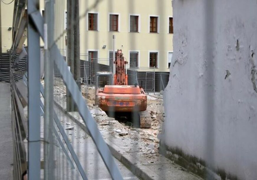 PAO ZBOG GARAŽE Srušen ČUVENI ZID koji je u „Nadrealistima“ dijelio Sarajevo (VIDEO)